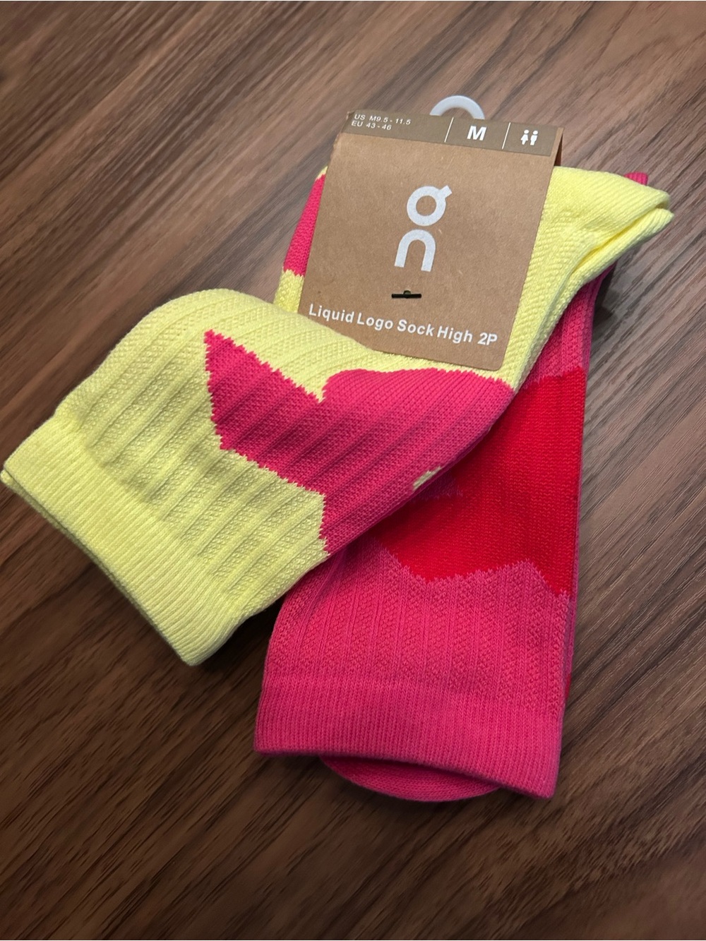 On Running PACK OF 2 PAIRS Liquid Logo High Crew Socks - Yellow & Pink - Men's